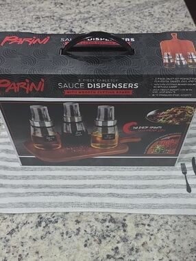 Sauce Dispensers with Wooden Cutting Board - Black and Brown